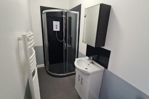 Studio to rent, 16 City Gate