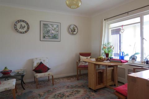 6 Clinton Drive, St Austell, PL25 5JT