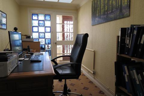6 Clinton Drive, St Austell, PL25 5JT