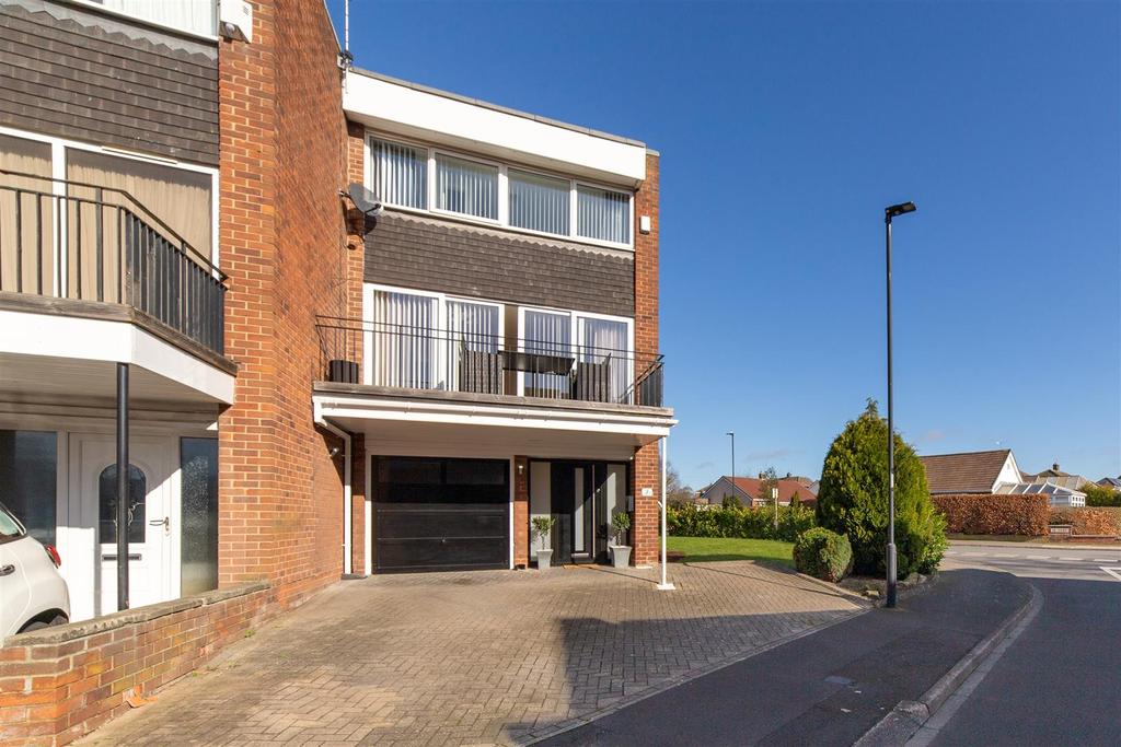 Fairway Close, Brunton Park, Newcastle upon Tyne 3 bed townhouse £280,000