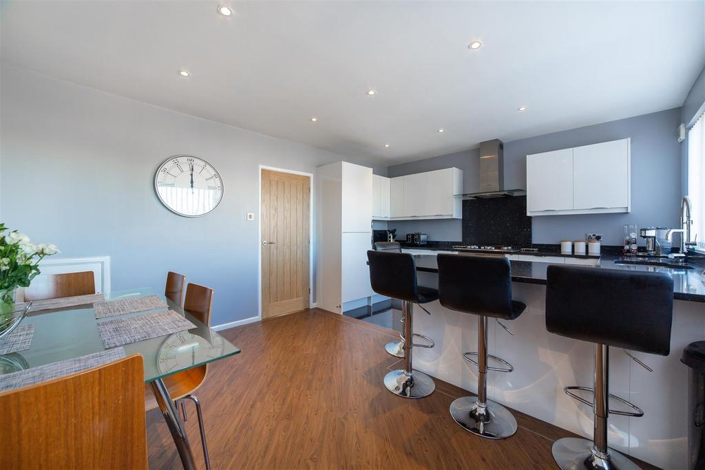 Fairway Close, Brunton Park, Newcastle upon Tyne 3 bed townhouse £280,000
