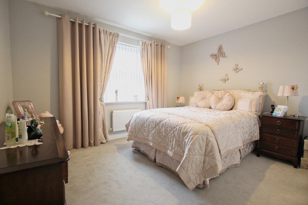 Master bedroom (front)