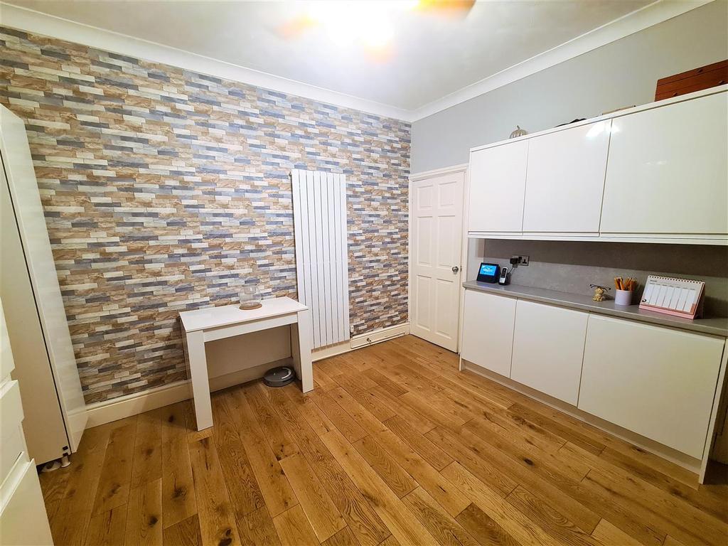 Everill Gate Lane, Wombwell, Barnsley 3 bed terraced house £130,000