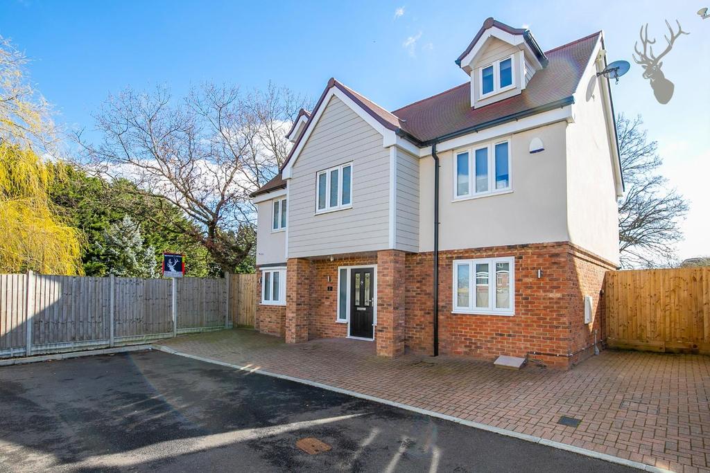 Oak Hill Road, Stapleford Abbotts... 5 bed detached house £725,000