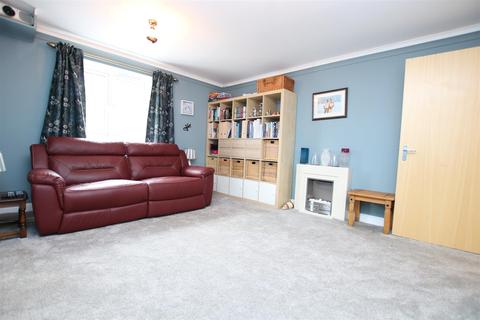 57 Blakeslee Drive, Exeter, EX2 7FN