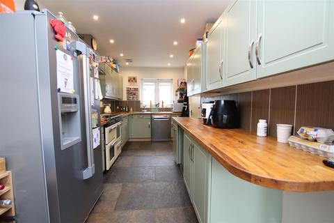 57 Blakeslee Drive, Exeter, EX2 7FN