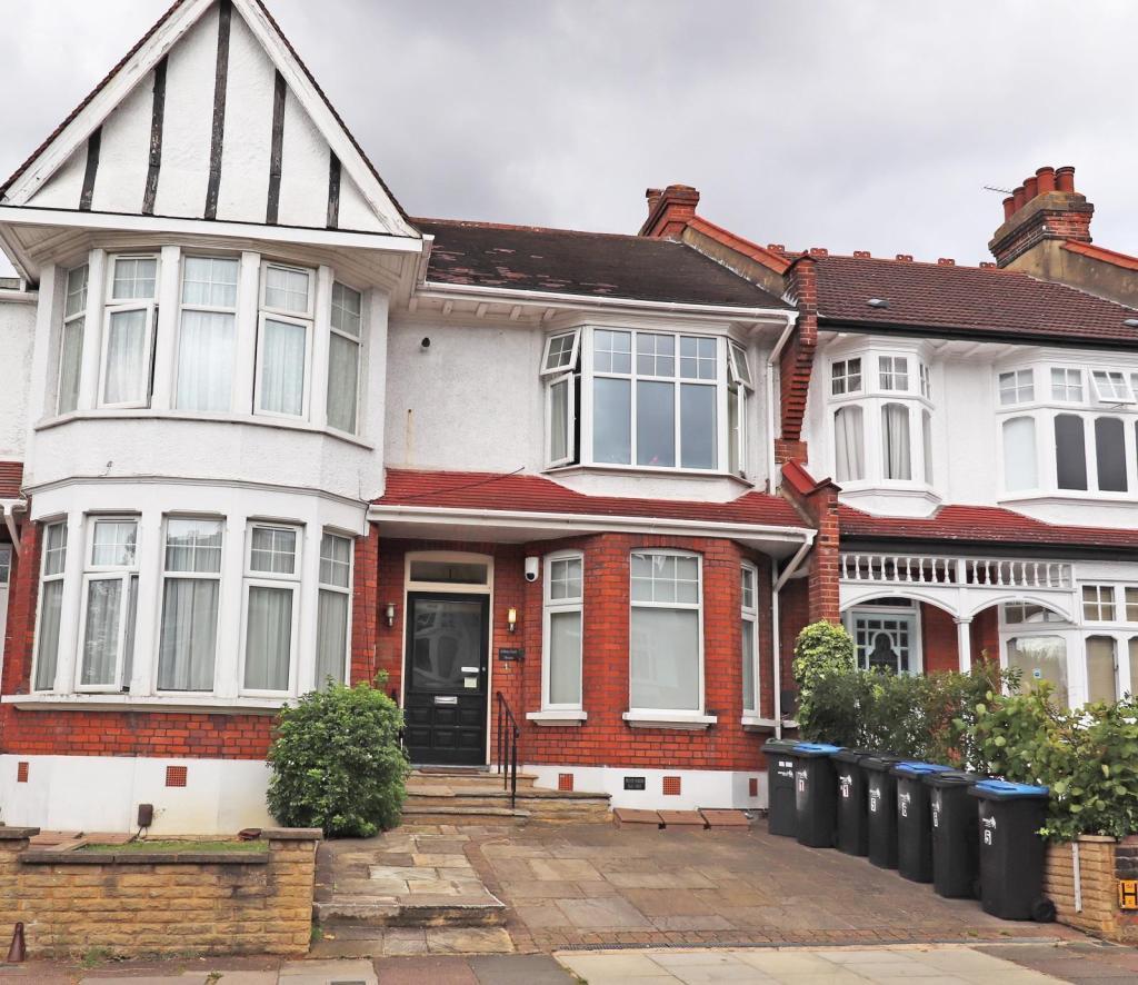 Caversham Avenue, Palmers Green N13 1 bed flat £300,000