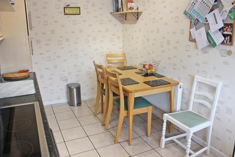 24 Newstead, Tamworth, B79 7UU
