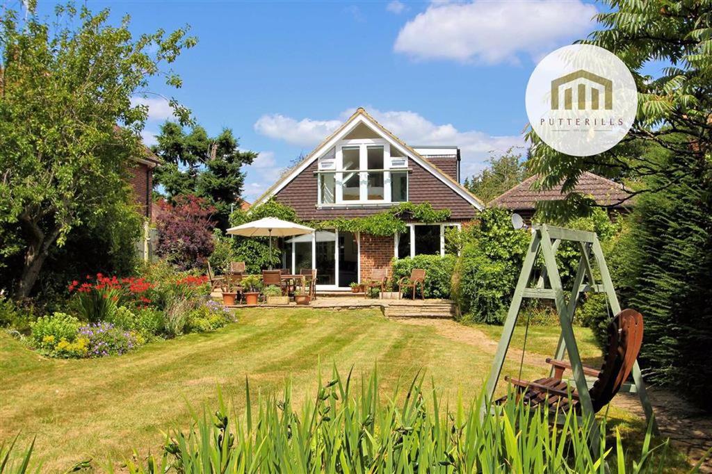 Oakfields Avenue, Knebworth SG3 6NP 4 bed detached bungalow £925,000