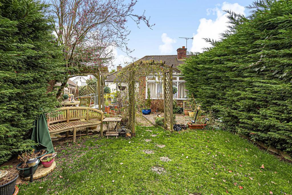 Dickens Drive, Addlestone, KT15 2 bed semidetached bungalow £399,950