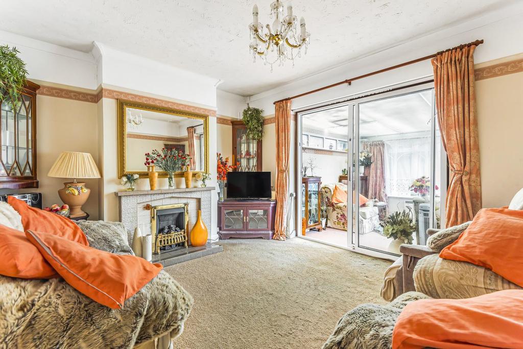 Dickens Drive, Addlestone, KT15 2 bed semidetached bungalow £399,950