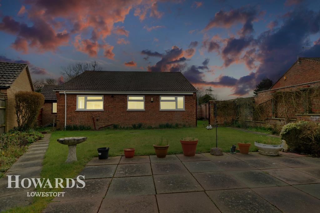 Dunston Drive, Lowestoft 3 bed detached bungalow £230,000
