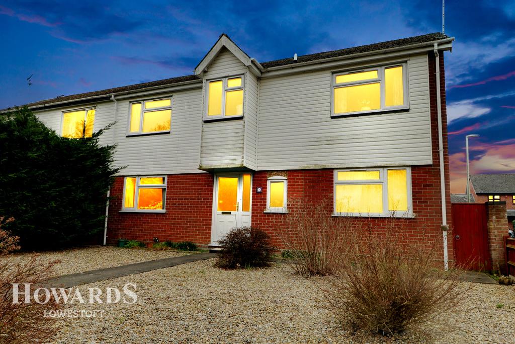 Caldecott Road, Lowestoft 5 bed semidetached house £275,000