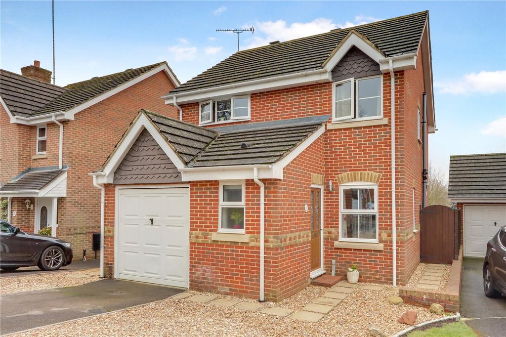 Laurel Gardens, Aldershot, Hampshire, GU11 3 bed detached house £435,000