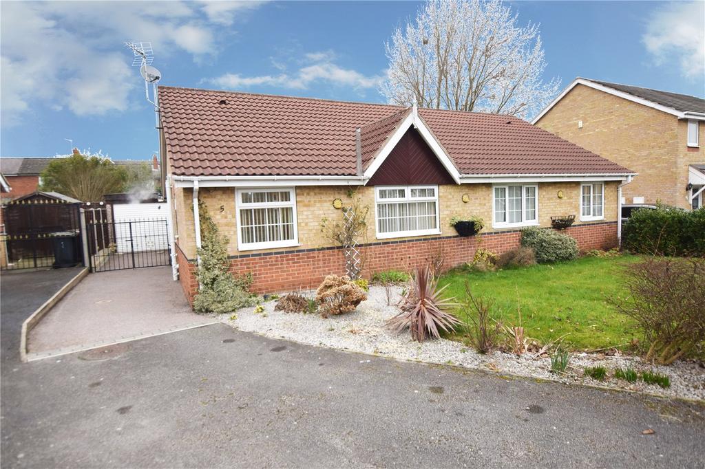 Thorpe Gardens, Leeds, West Yorkshire, LS10 2 bed bungalow - £695 pcm ...