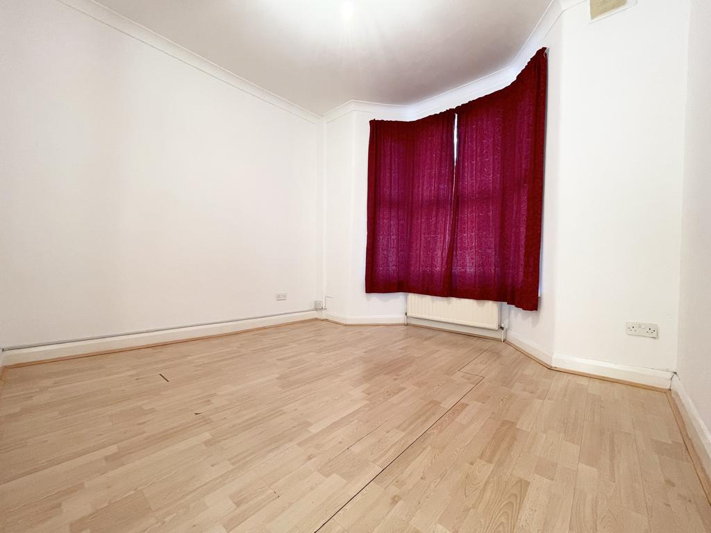 Albert Road, Walthamstow, E17 1 bed flat £1,150 pcm (£265 pw)