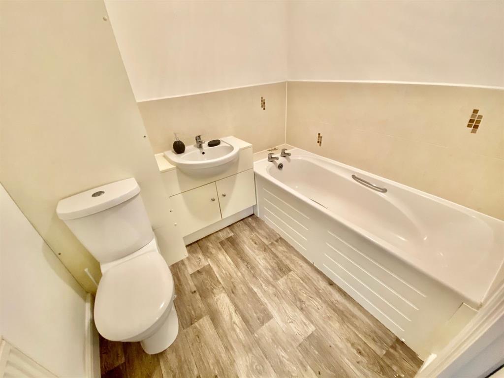 Haverhill Grove, Wombwell, Barnsley, S73 0DY 2 bed flat £460 pcm (£