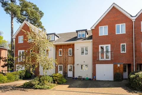 15 Brook Avenue, Ascot, SL5 7QW