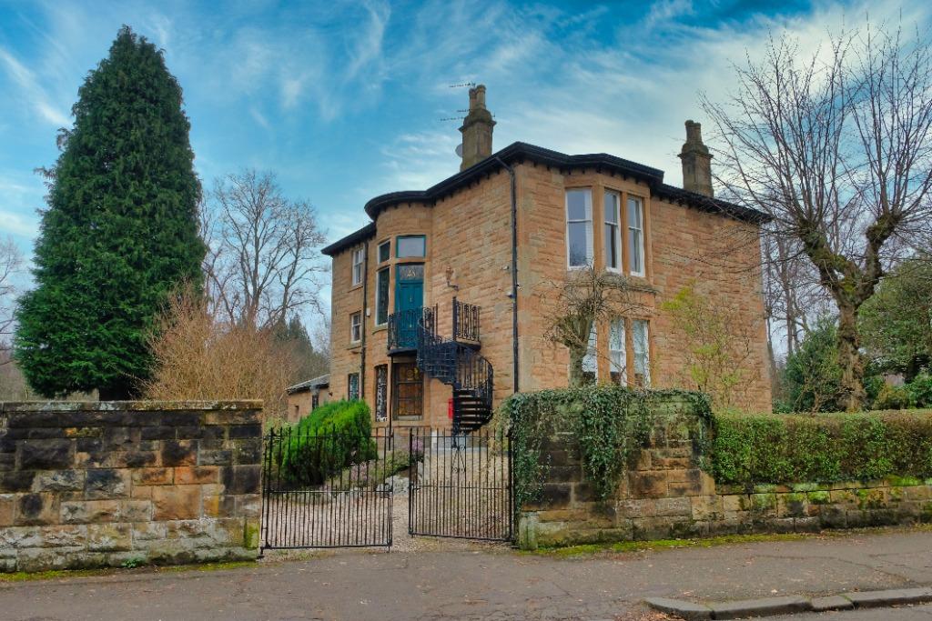 Dalkeith Avenue, Dumbreck, Glasgow, G41 5BQ 3 bed apartment £350,000
