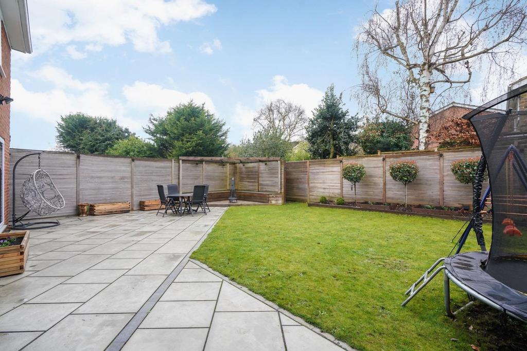 Mayfield Close, WaltonOnThames, KT12 5 bed semidetached house £925,000