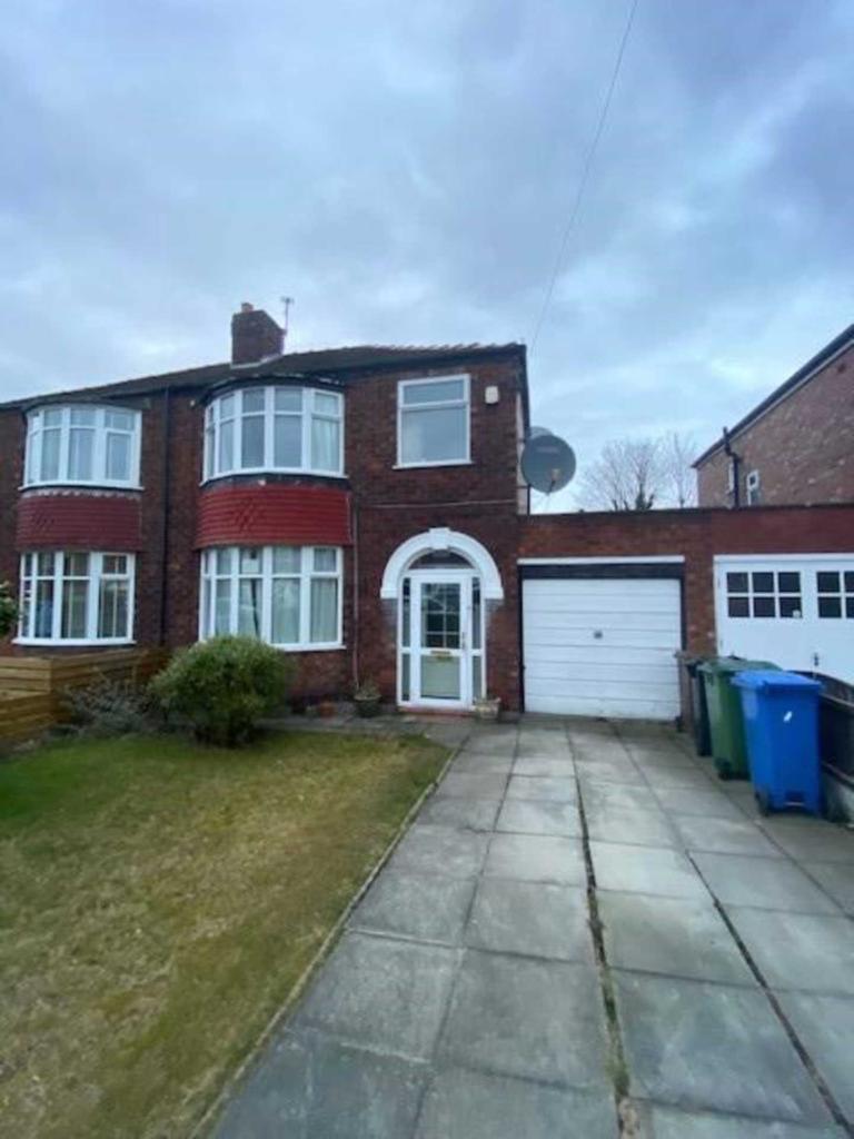 Bradshaw Hall Lane, Cheadle 3 bed semidetached house £1,200 pcm (£