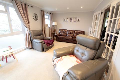 16, Petersham Court Petersham Close, Byfleet, West Byfleet, KT14 7HT