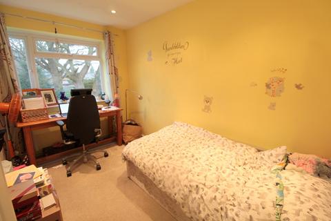 16, Petersham Court Petersham Close, Byfleet, West Byfleet, KT14 7HT
