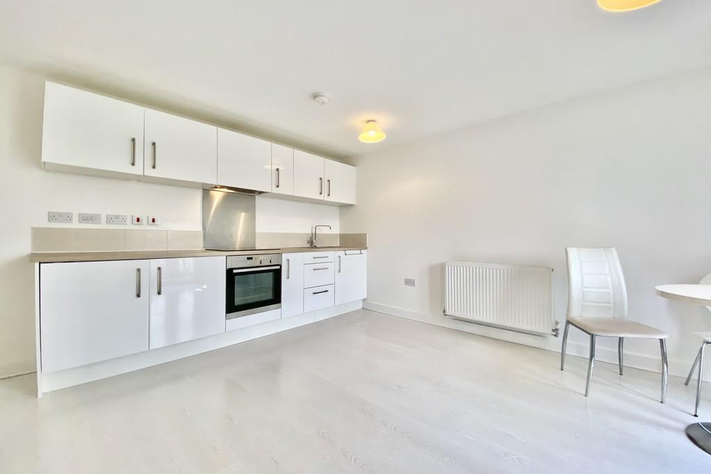 Holts Crest Way, Leeds 2 bed semidetached house £1,100 pcm (£254 pw)