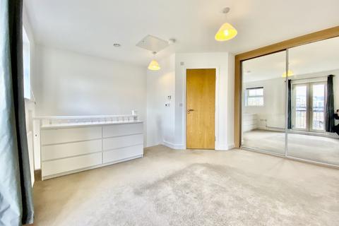 2 bedroom semi-detached house to rent, Holts Crest Way, Leeds