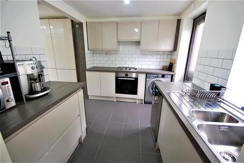 3 bedroom terraced house to rent, Robins Way, Hatfield