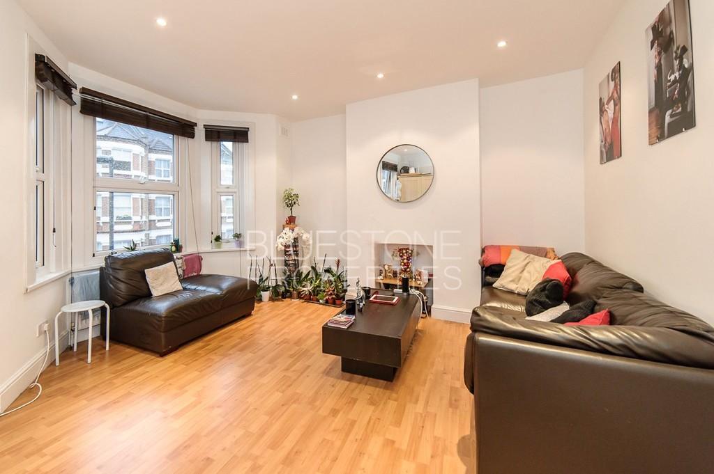 Handforth Road, Oval 2 bed flat £1,399 pcm (£323 pw)