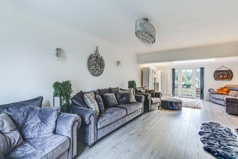 15 Hilton Way, South Croydon, CR2 9ER