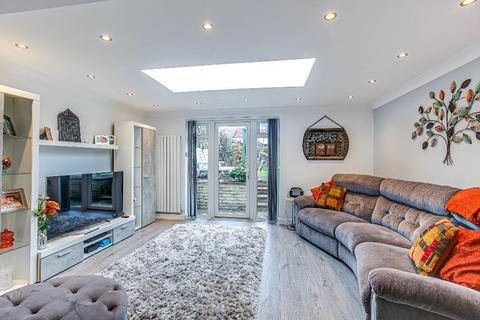 15 Hilton Way, South Croydon, CR2 9ER