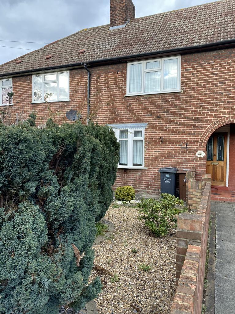 Gale Street, Dagenham RM9 2 bed terraced house £1,400 pcm (£323 pw)