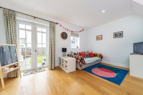 37 Beaumont Drive, Worcester Park, KT4 8FE