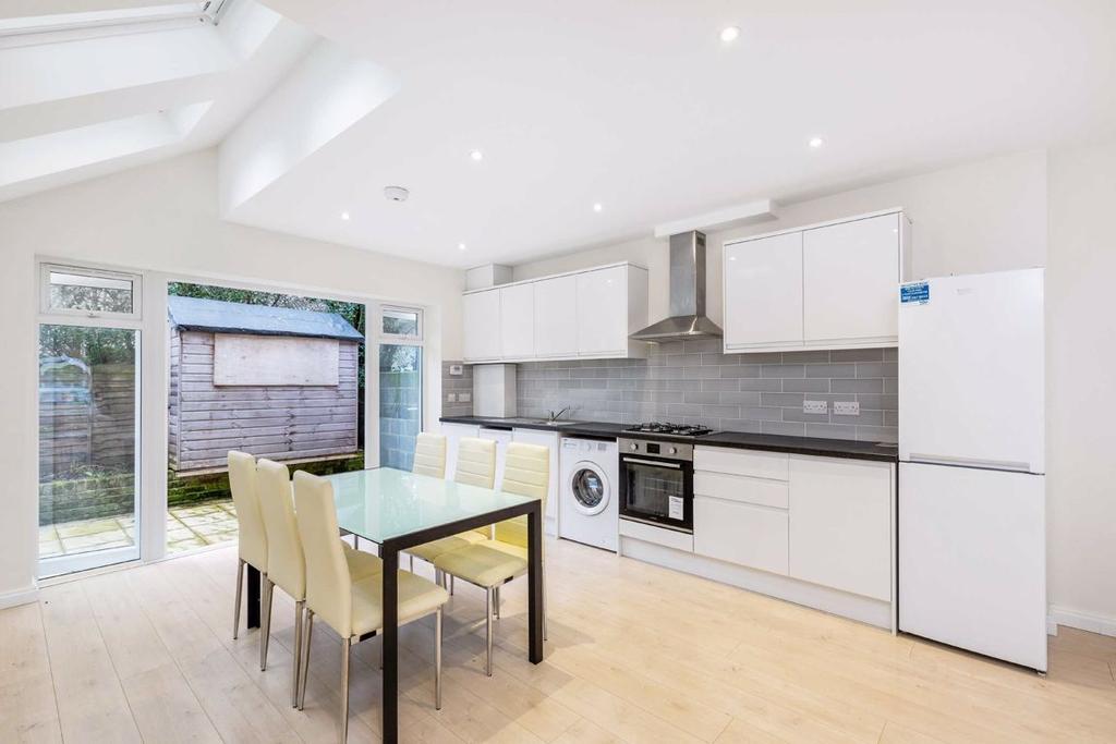 Fountain Road, Tooting 4 bed house £2,800 pcm (£646 pw)