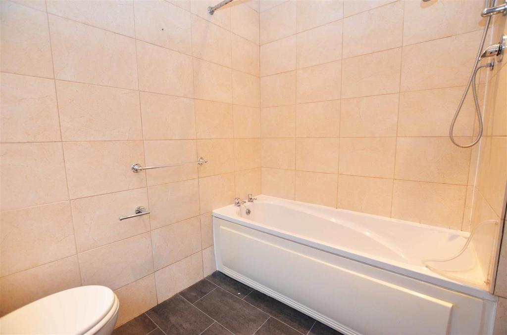 Bell Road, East Molesey 2 bed cottage £1,550 pcm (£358 pw)