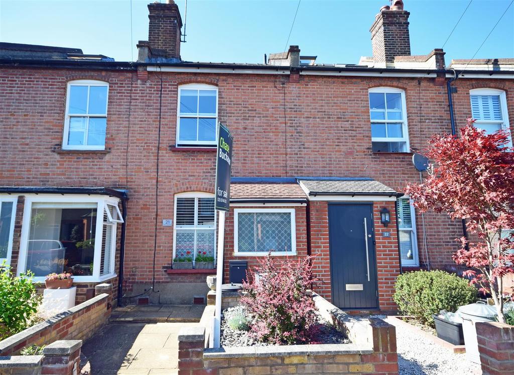 Radnor Gardens, Twickenham 2 bed terraced house £700,000