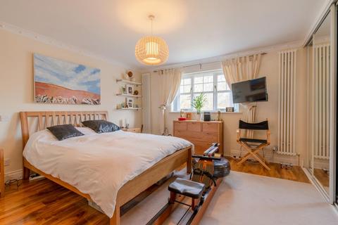 2 Perry Close, Charlton Kings, Cheltenham, GL53 8QY