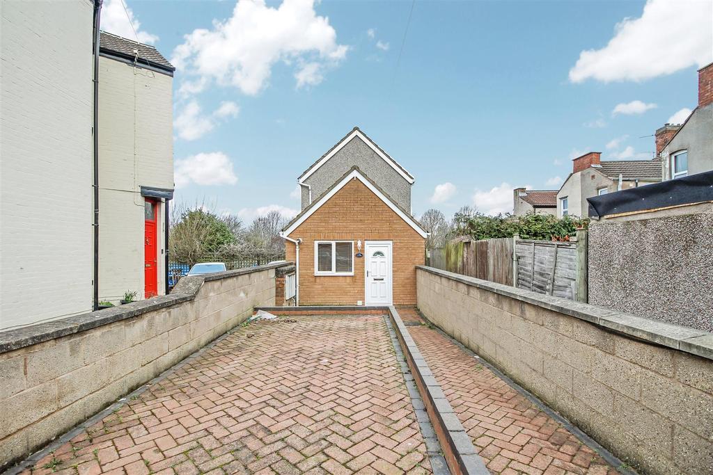 Winfield Street, Rugby 2 bed detached house £175,000