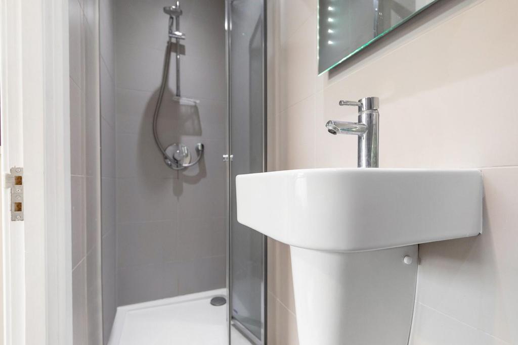 En-Suite Bathroom.jpg
