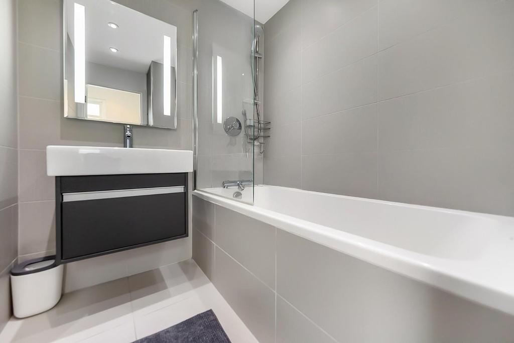 Bathroom (2).jpg