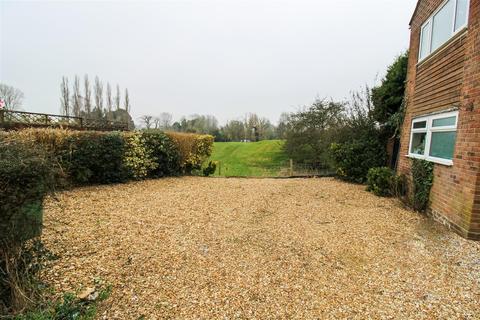8 Berry Close, Rothersthorpe, Northampton, NN7 3JQ