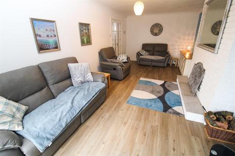 8 Berry Close, Rothersthorpe, Northampton, NN7 3JQ