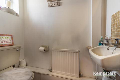 42 Caravel Close, Grays, RM16 6QB