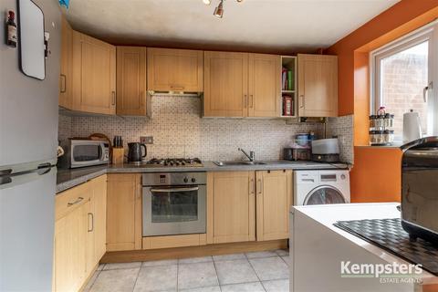 42 Caravel Close, Grays, RM16 6QB