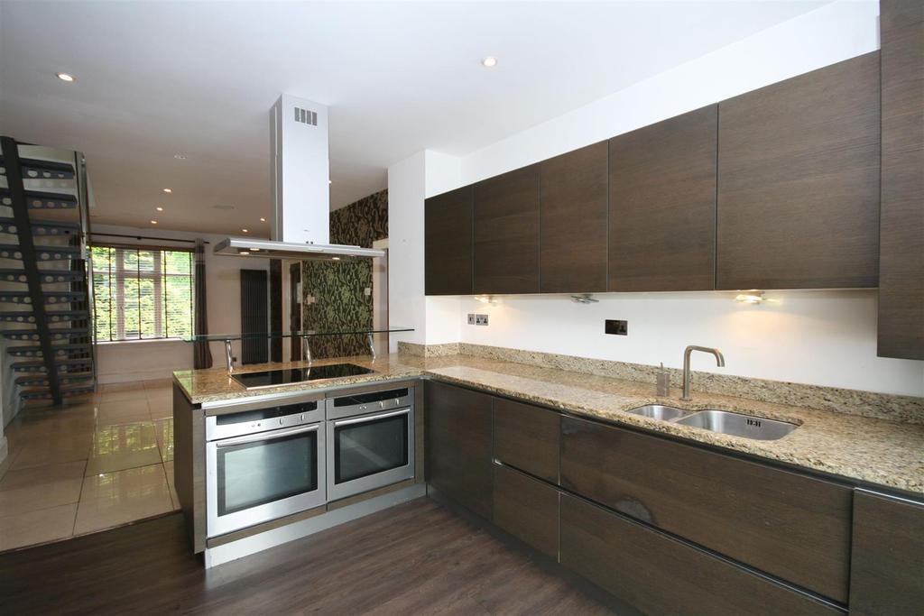 Clara Drive, Calverley, Pudsey 3 bed apartment £1,300 pcm (£300 pw)