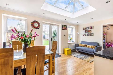 64 Buckingham Drive, Emmer Green, Reading, RG4 8SA