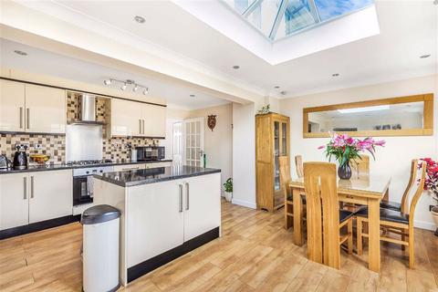 64 Buckingham Drive, Emmer Green, Reading, RG4 8SA