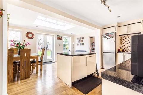 64 Buckingham Drive, Emmer Green, Reading, RG4 8SA